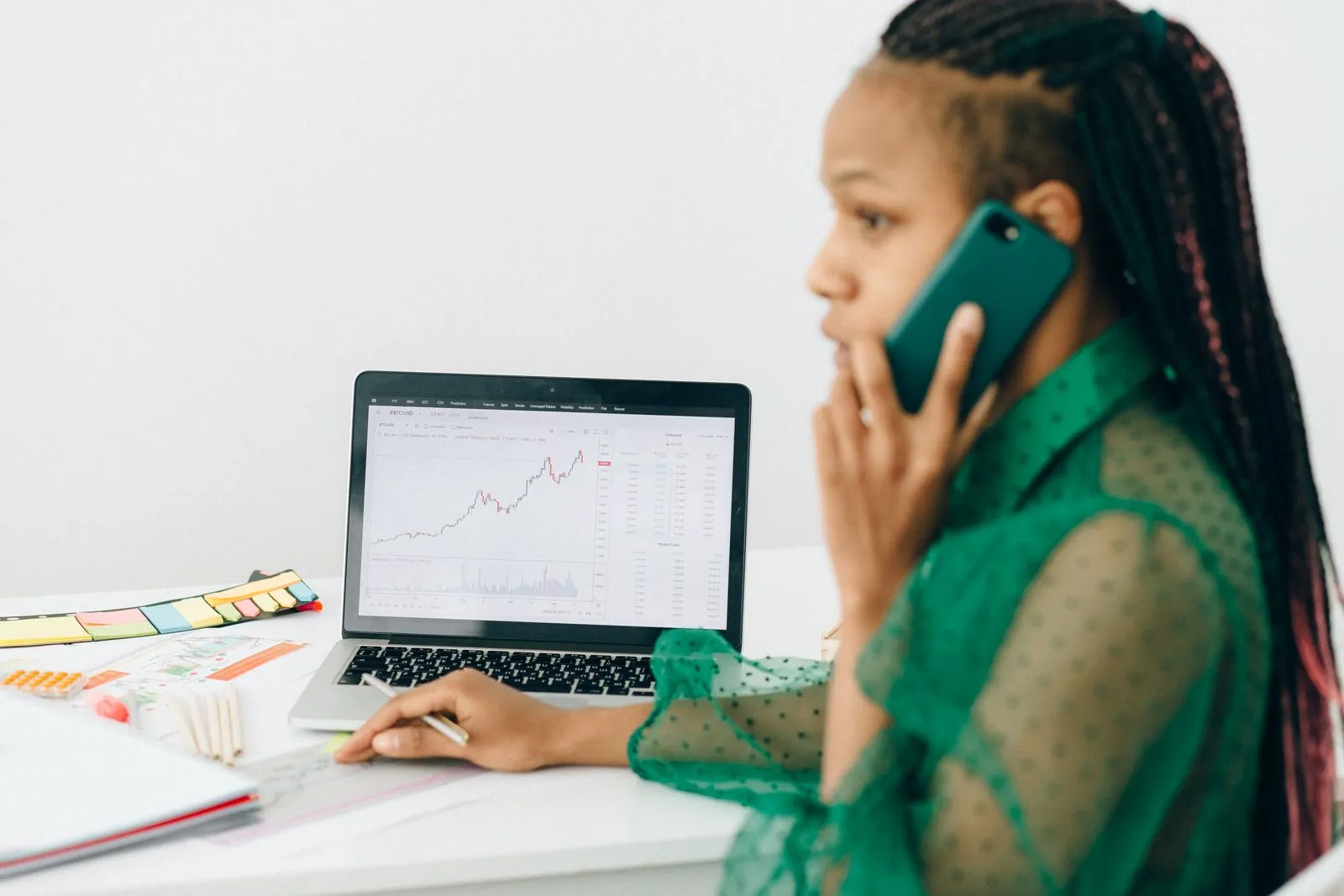 Une analyste examine des graphiques de marché sur son ordinateur portable
