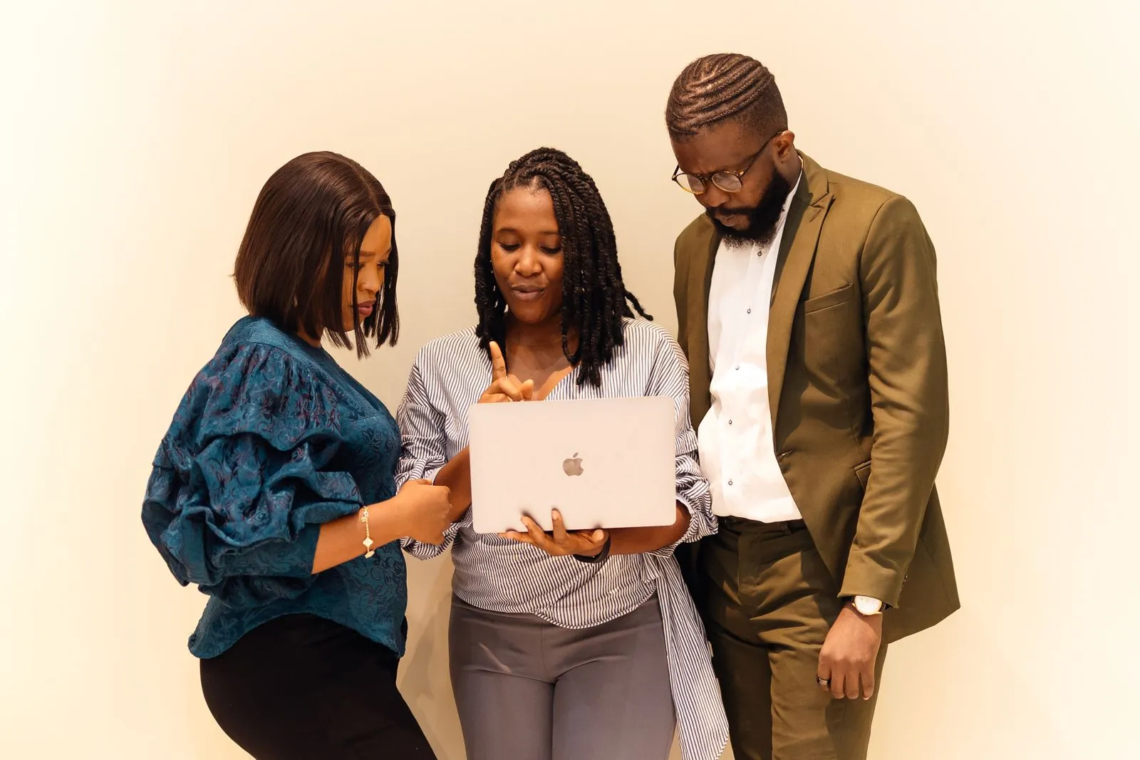Trois professionnels africains consultent ensemble un ordinateur portable